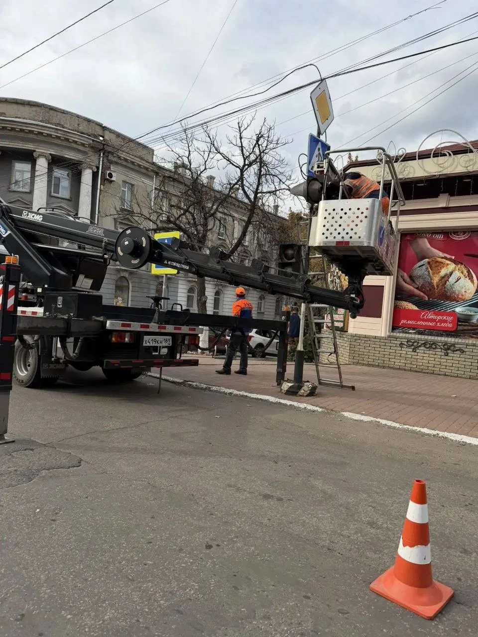🚦 На улице Карла Маркса ремонтируют светофор