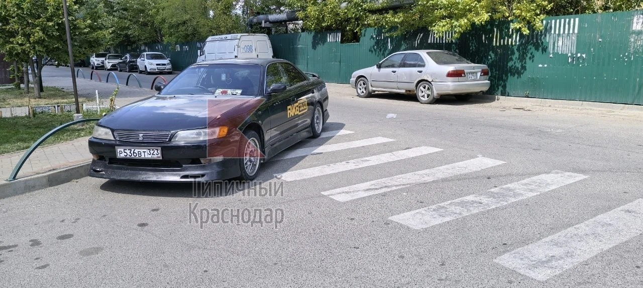 🗣: "Деньги не проблема!" гласит надпись на лобовом стекле автомобиля, который припарко...