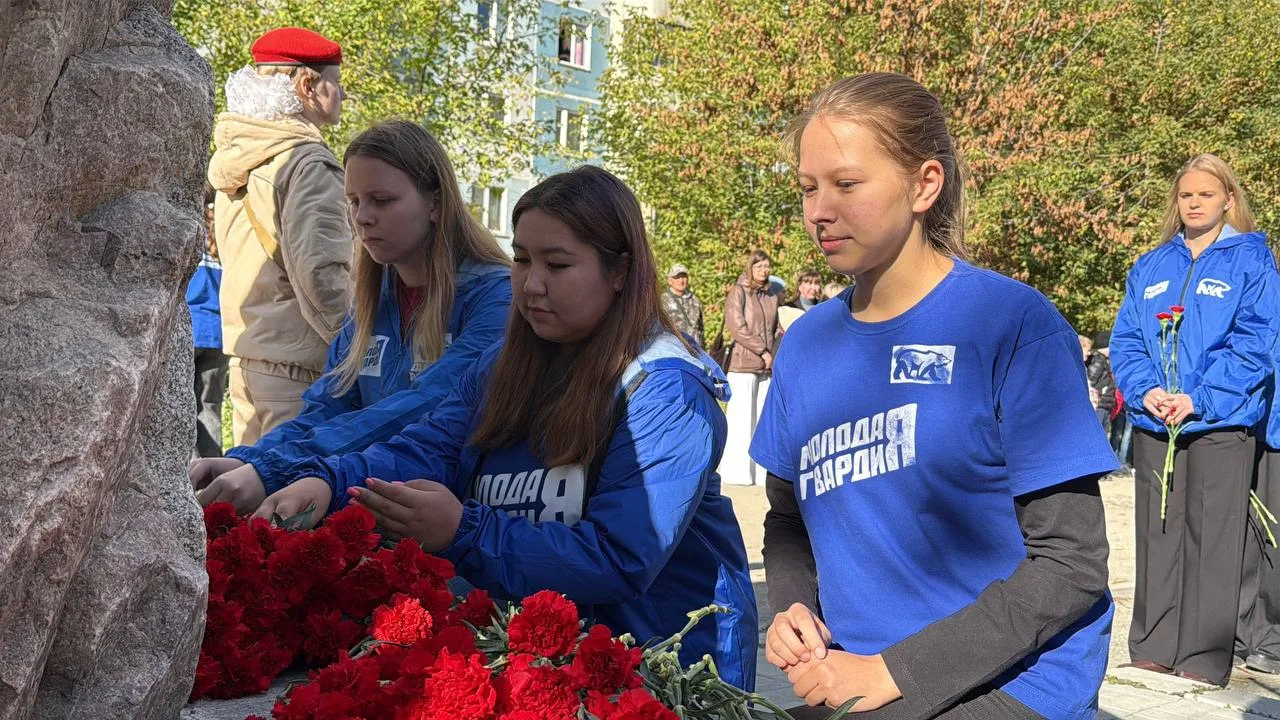 🔵 В день воссоединения Донбасса и Новоросии с Россией активисты «Молодой Гвардии» горо...