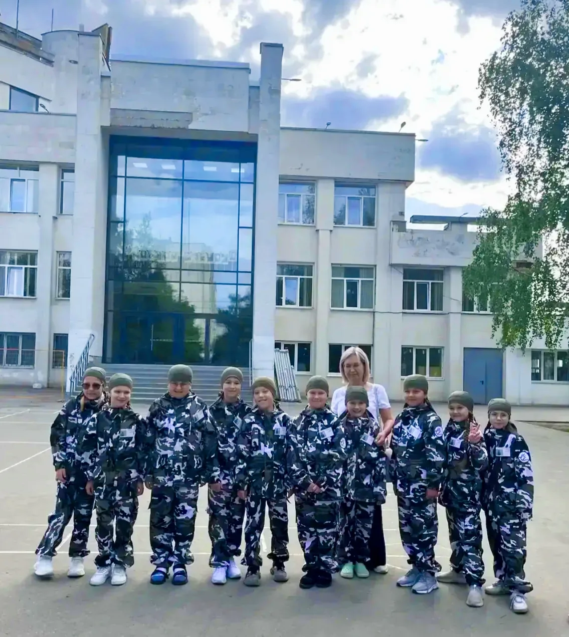 «Зарница 2.0» 🏅: команда нашей школы младшей возрастной категории «Вторая семья» с гордостью приняла