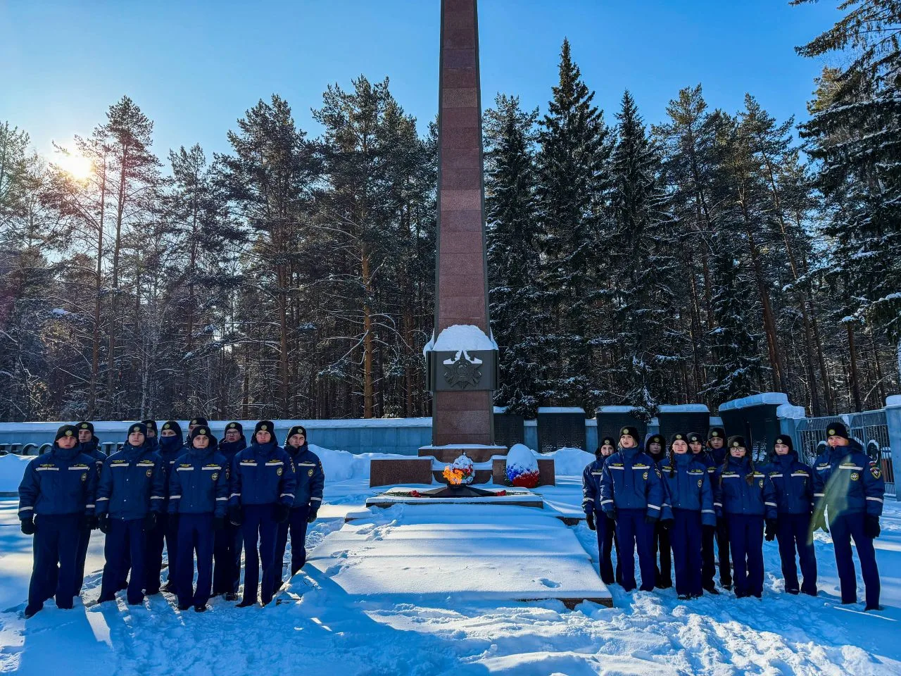 🥀 В рамках акции "Цветы у Обелиска" добровольцы Всероссийского студенческого корпуса спасателей СОМК