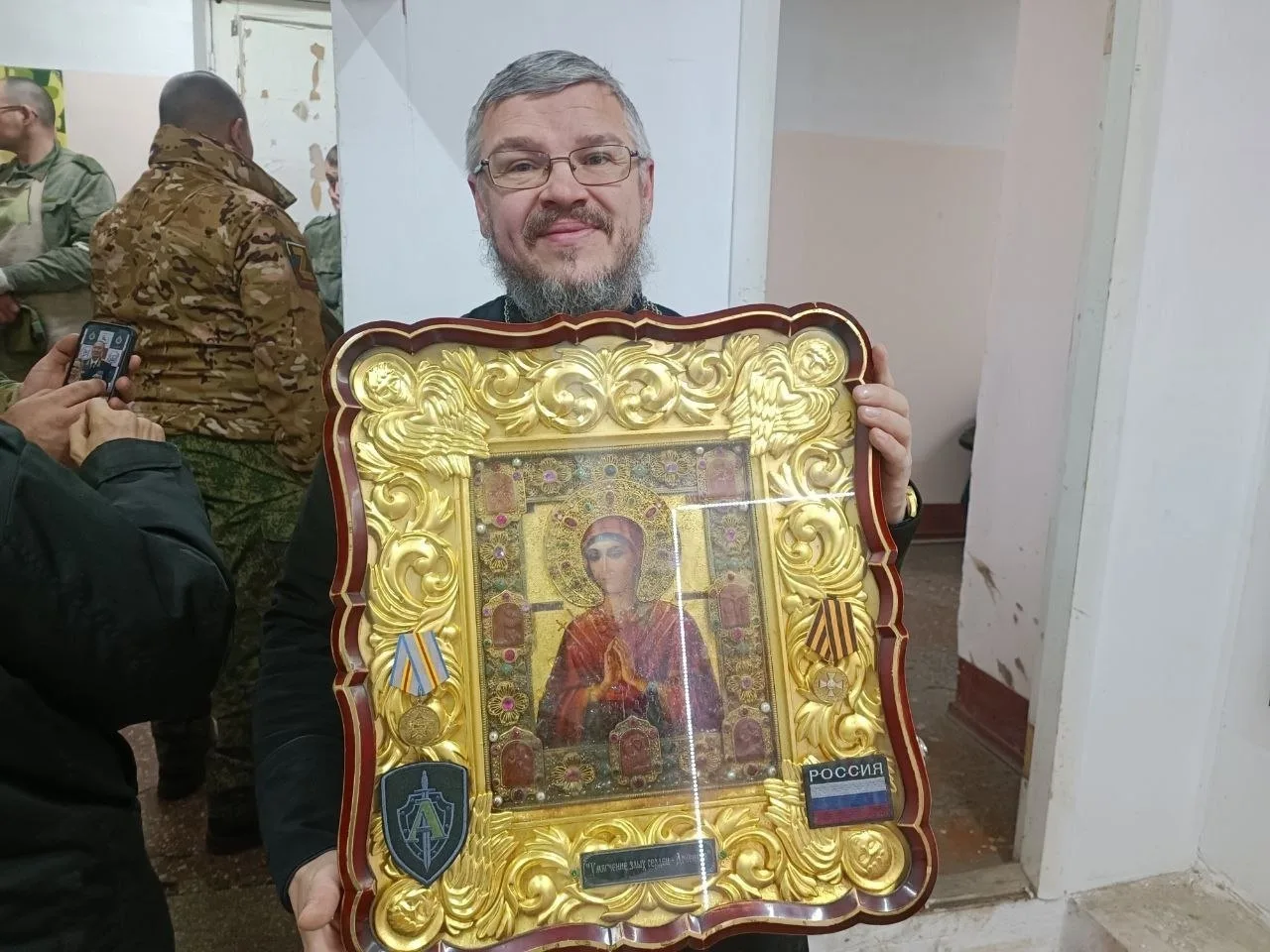 Благодатью Твоей, Владычица, умягчи сердца злодеев, ниспошли благодетелей, сохраняющих ...