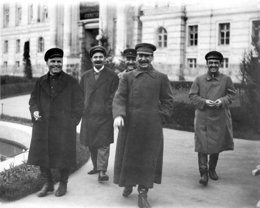 Сталин-вождь с верными соратниками. Слева направо: Киров, Каганович, Орджоникидзе, Сталин, Микоян. 1