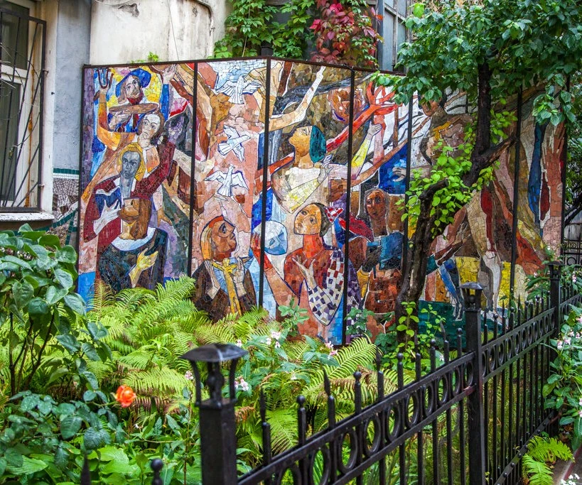 Мозаичный дворик в Петербурге