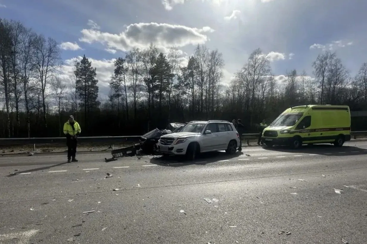 На северодвинской трассе в ДТП с участием пяти автомобилей пострадали два человека  Сегодня на 25-м 