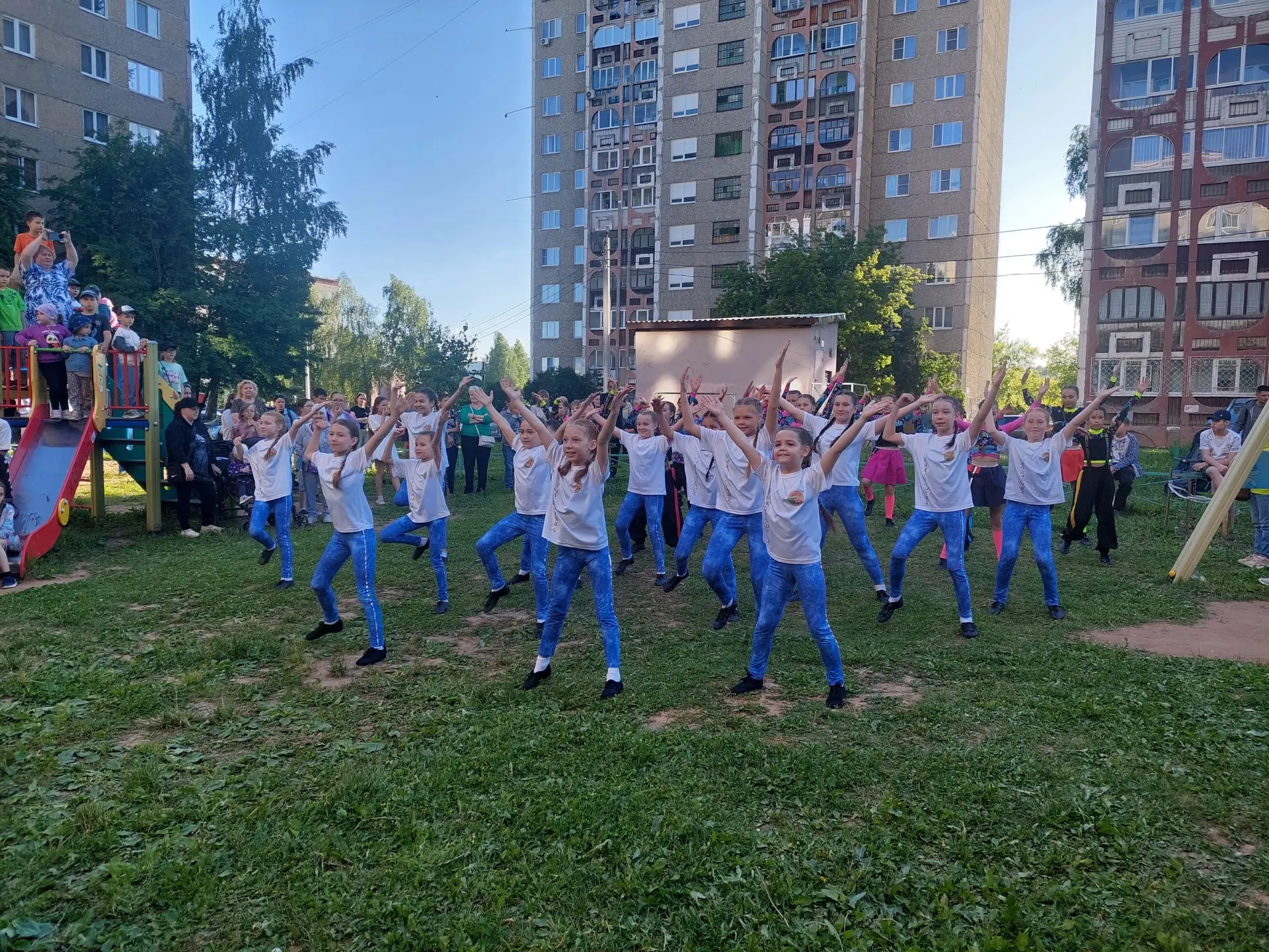 🇷🇺 Ежегодно в начале июня в Ижевске проходит День двора. Жители сами проводят мероприятия в своих 