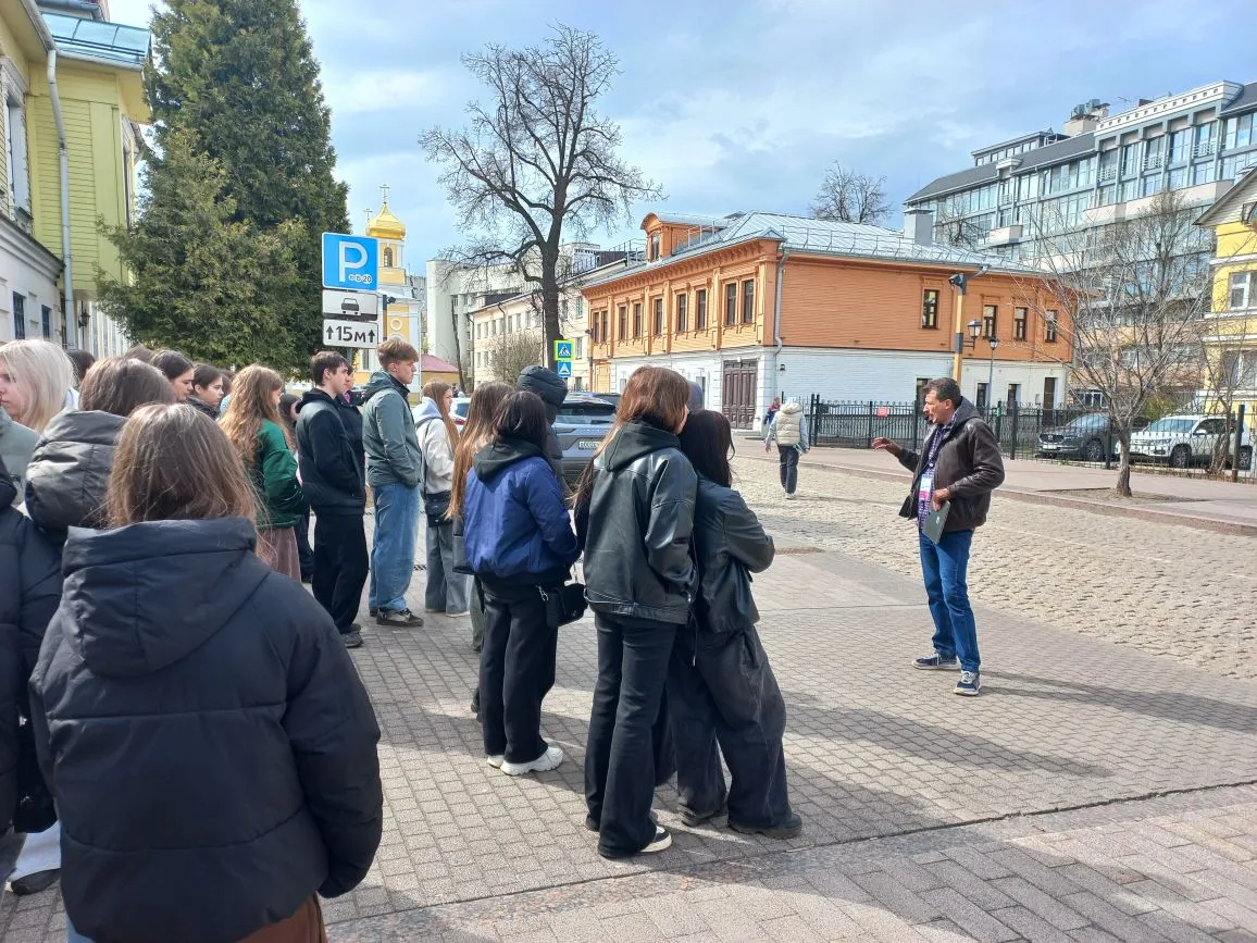 Вчера старшеклассники нашей школы побывали с экскурсией   в Нижнем Новгороде, в процесс...