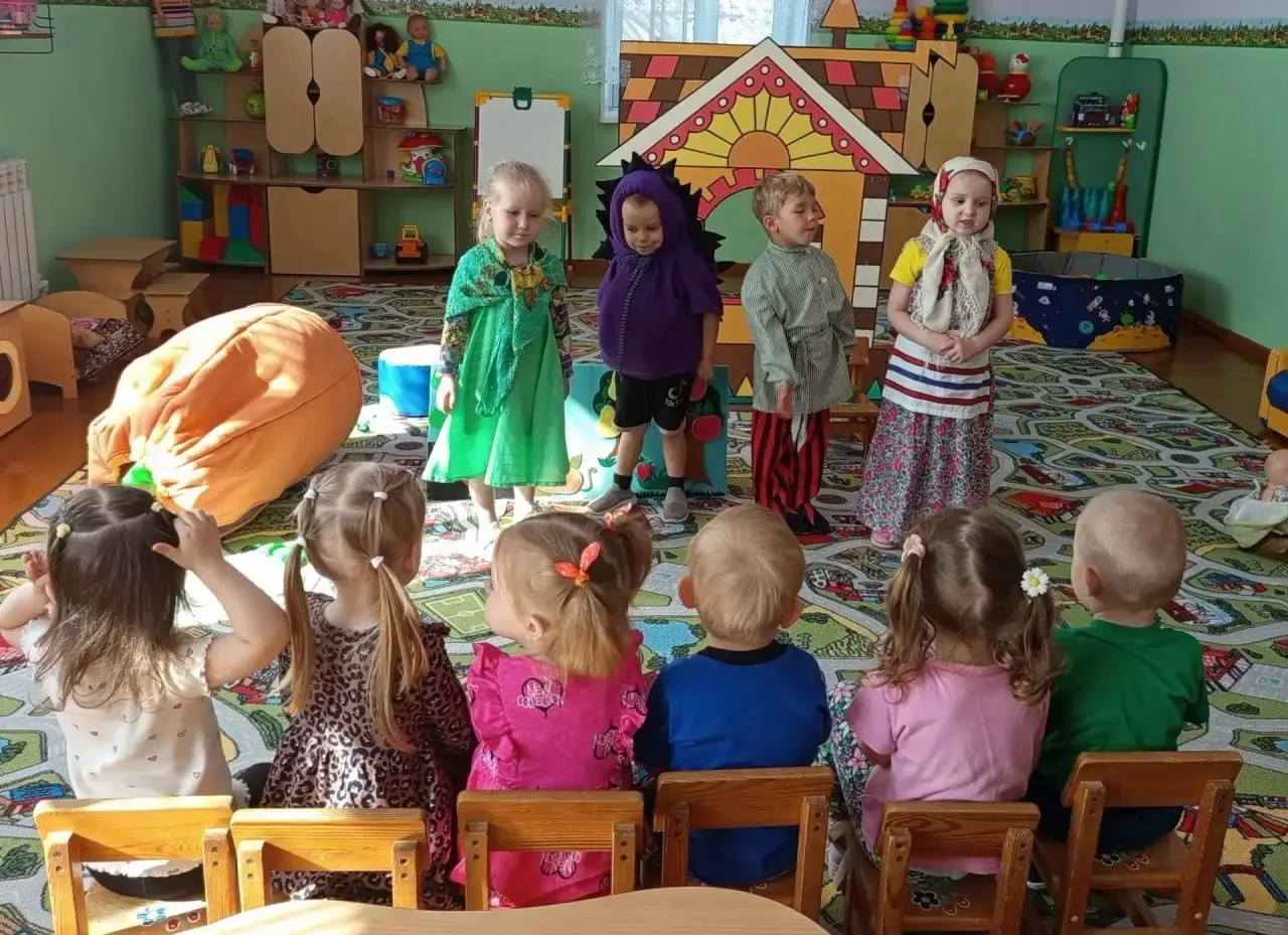 🧙Сегодня в гостях у наших малышей побывала настоящая сказка! Ребята из младшей группы ...