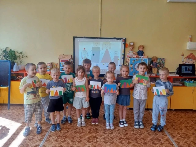 Досуг "День семьи" прошел вчера в средней группе №5
Воспитатель Морозова Ю.Н. провела с детьми бесед