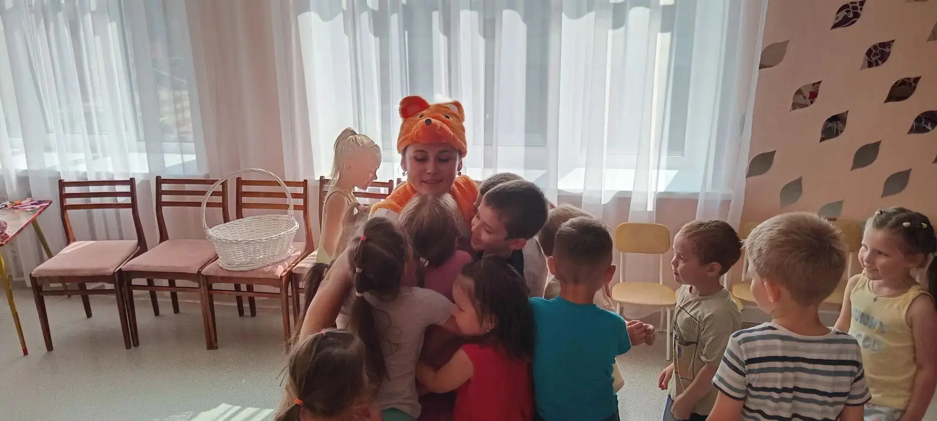 Наши малыши сегодня побывали в гостях у самой настоящей лесной модницы  Лисички🦊 

Лиса научила дет