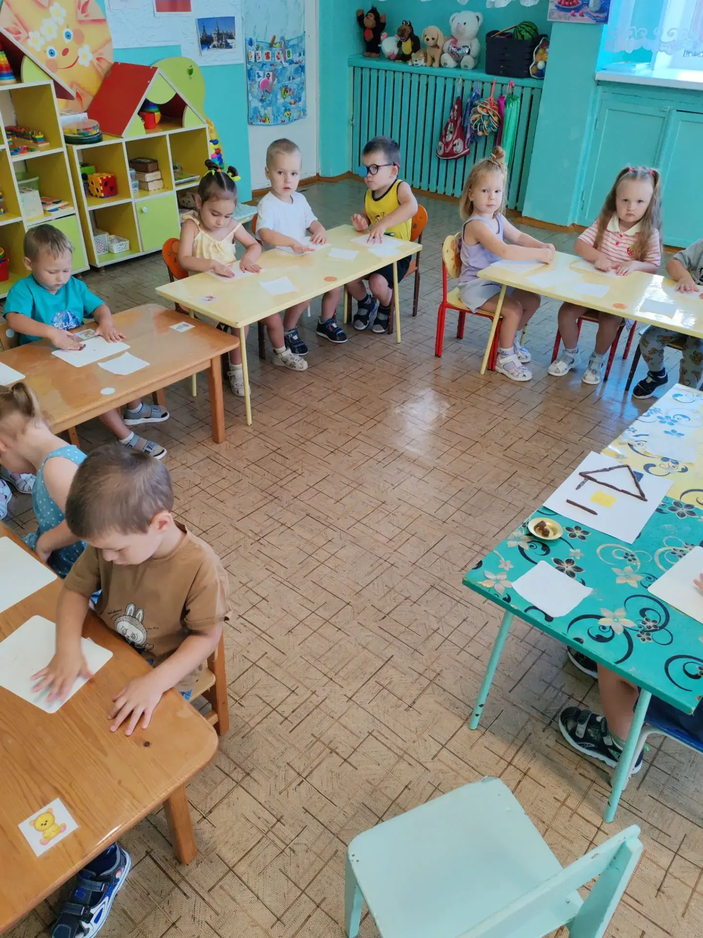 В младшей группе "Звёздочки" прошло занятие по лепке на тему: "Бревенчатый домик для Ко...