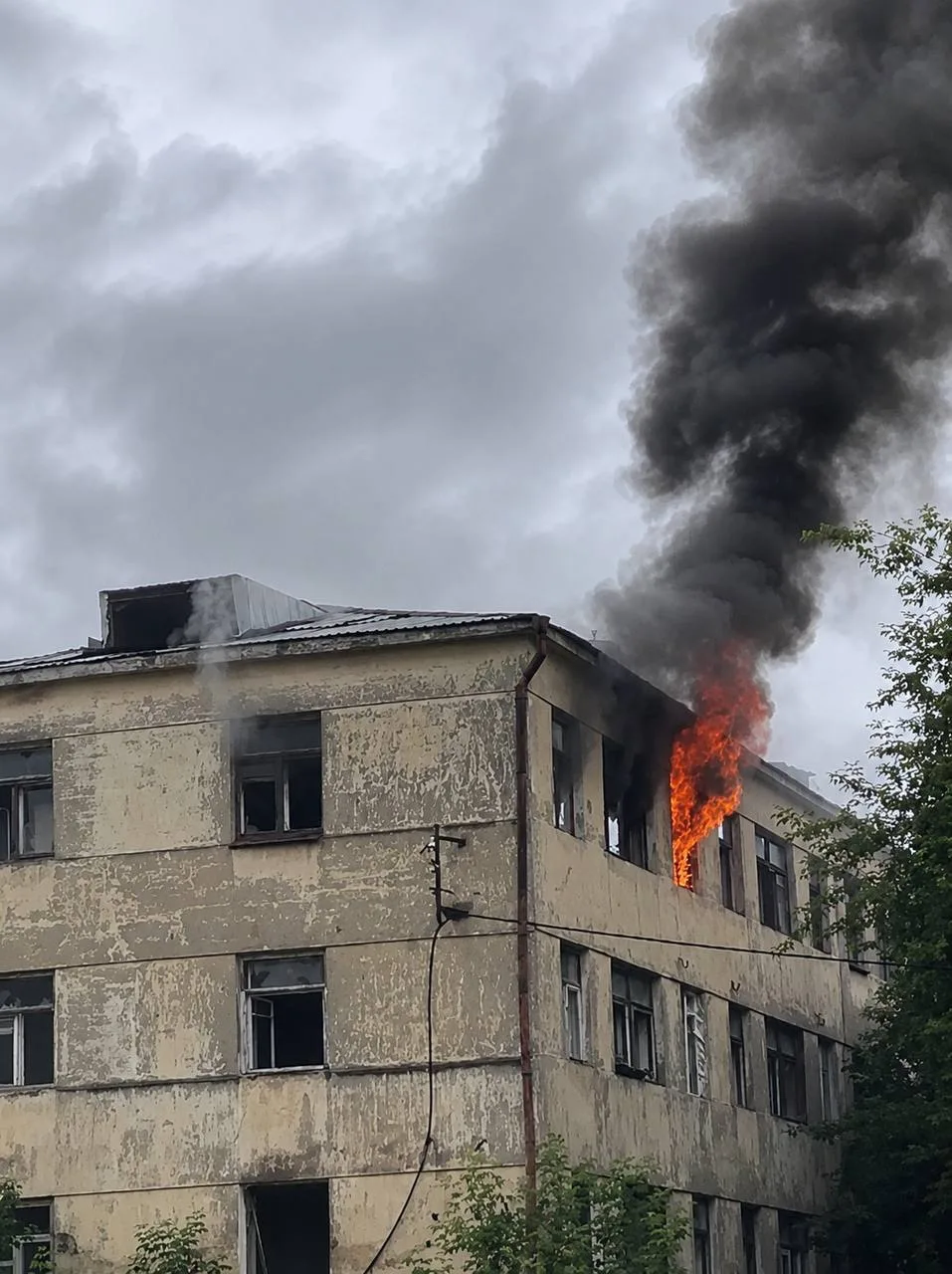Горожане поделились кадром пожара на Индустриализации. Горело заброшенное здание.