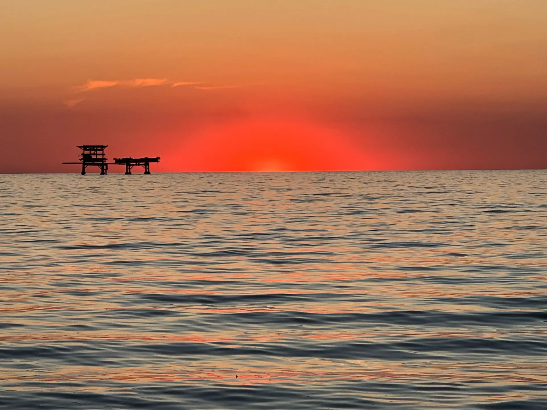 ☀️ Солнышко прячется в Азовское море. Говорят, красный закат к ветру, но не в нашем случает. Точно к