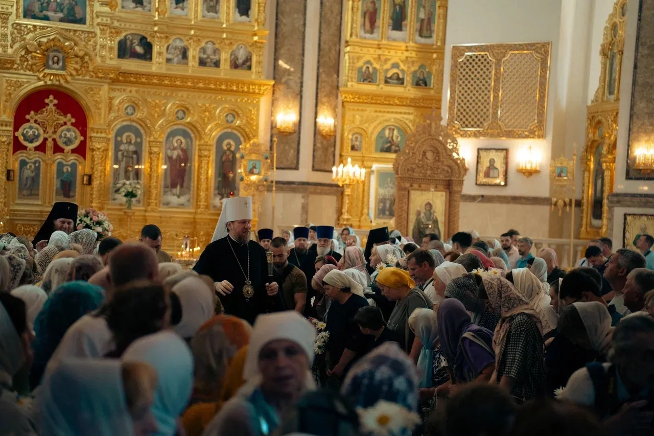 С Днём семьи, любви и верности!

Семья — это наша опора. Это место, где нас ждут, где поддерживают в