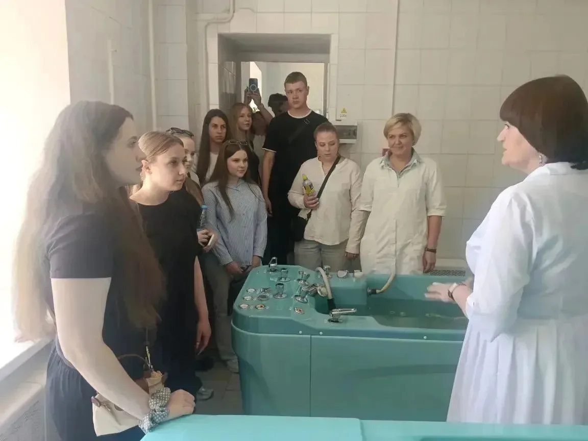 22 мая старшеклассники 10в и 11в химико- биологического классов посетили детскую поликлинику. Ребята