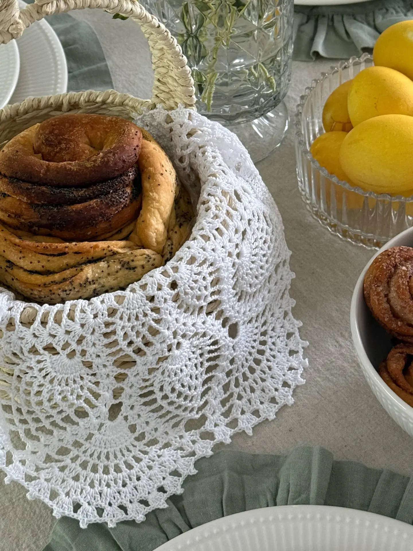 С праздником Светлой Пасхи! 🐥🪺🐰  Пусть в ваших домах всегда царит уют и тепло,  а в душах - любовь и