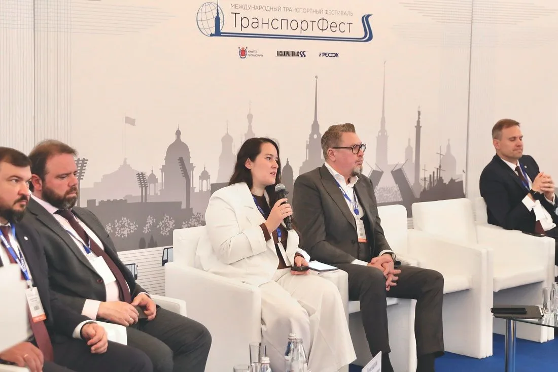 Генеральный директор компании «ТМХ-Городской транспорт» Дарья Марку и генеральный директор завода «М