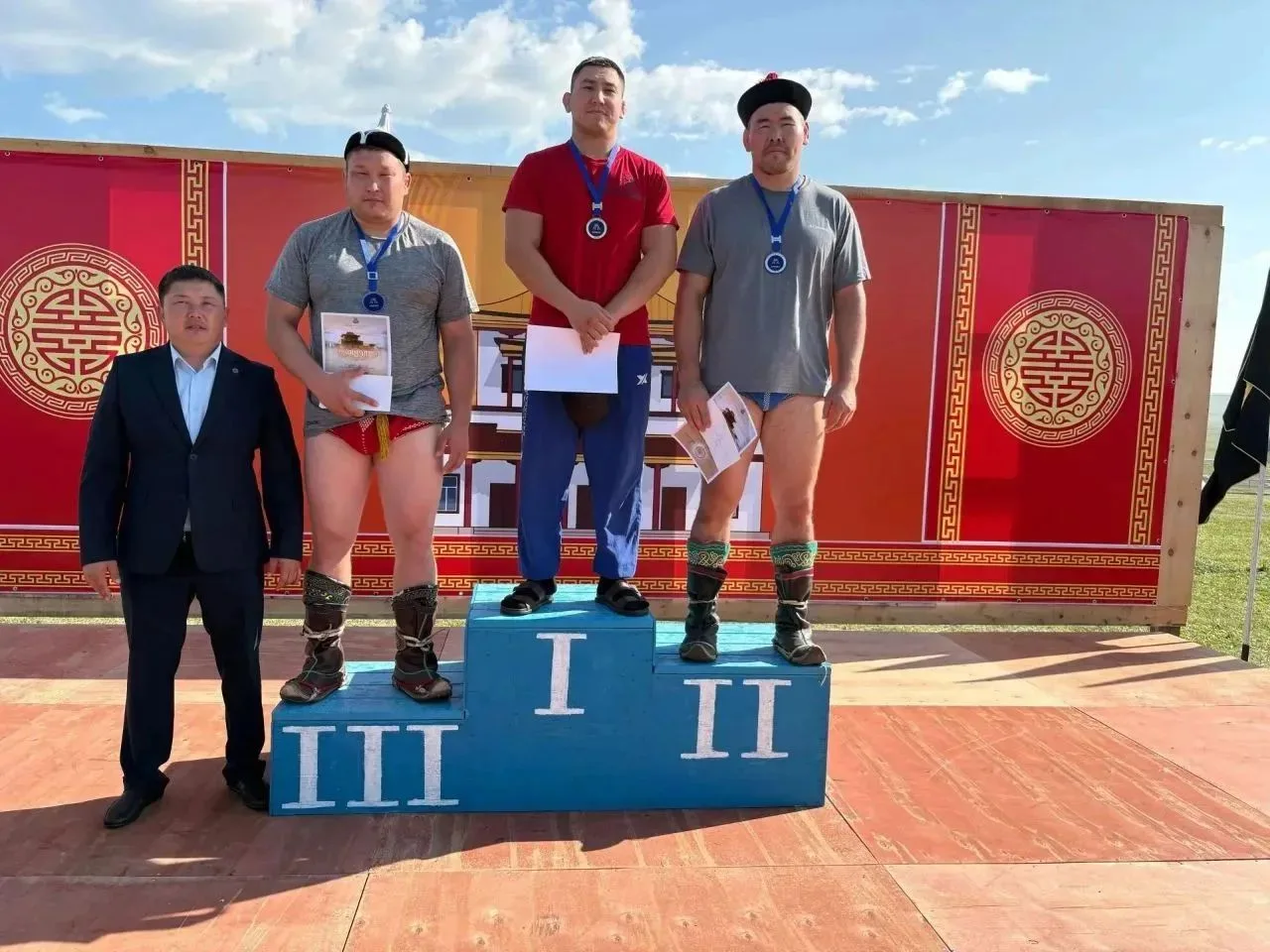 Борец из Осинского района Юрий Иванов стал чемпионом соревнований по бурятской борьбе