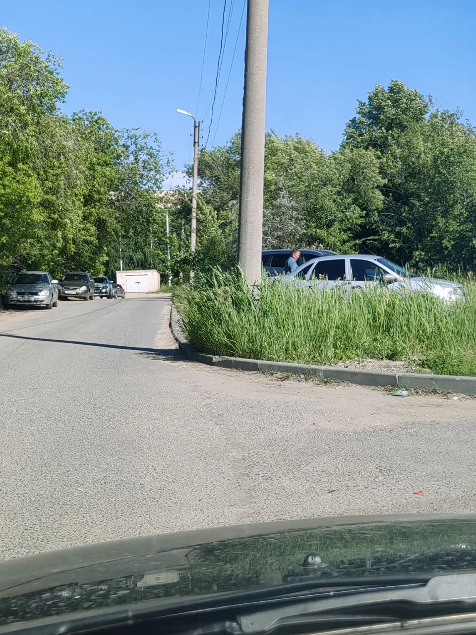 Дорога и полисадник у больницы на Образцовской площадке. Машину оставить негде совершен...