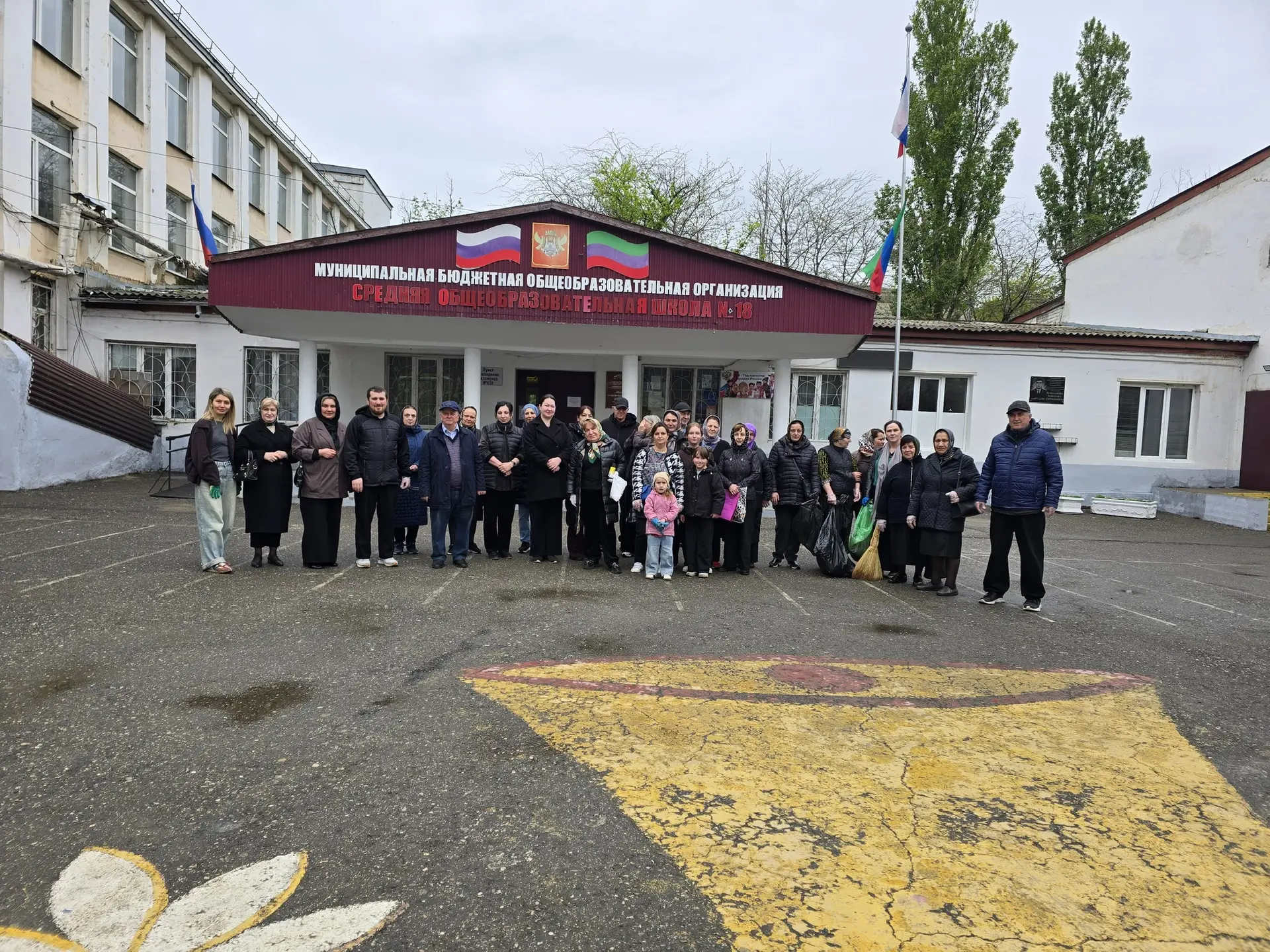 В рамках общегородского субботника  сегодня в  МБОУ СОШ №18 прошёл традиционный субботн...