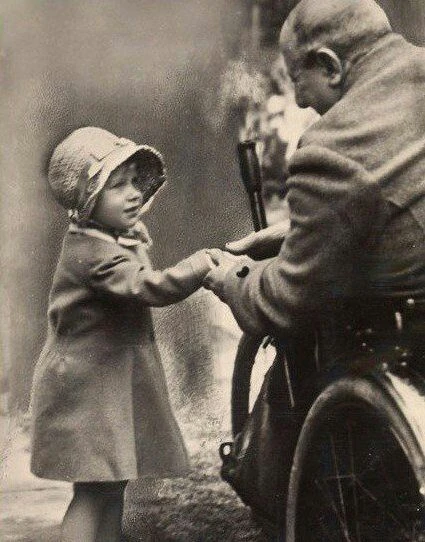 Принцесса Елизавета пожимает руку ветерану Первой мировой войны, Лондон, 1929 год.
