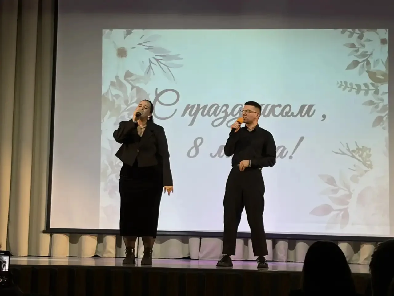 💐🌷Весенний праздник благодарности и красоты!   Сегодня наша школа превратилась в настоящий дворец пр