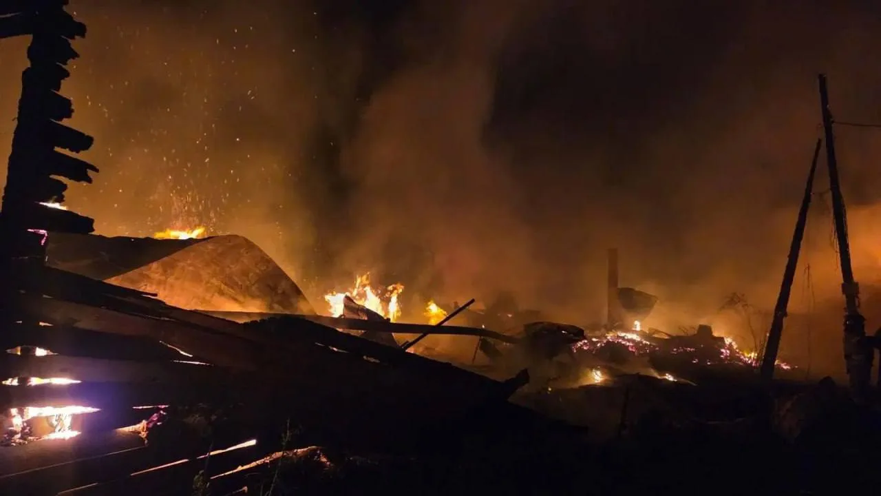 В поселке на Салаирском тракте под Тюменью произошел крупный пожар, в результате которо...