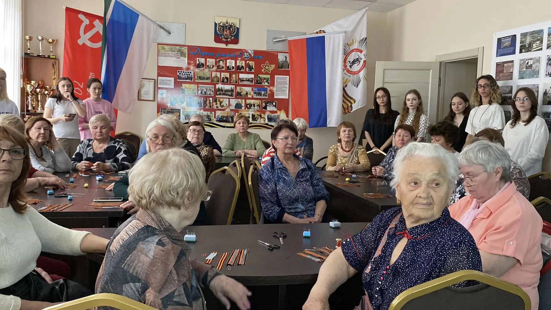 ⚡️Госавтоинспекция и студенты УрГПУ провели мастер-класс «Свет Победы» для ветеранов  Накануне Дня В
