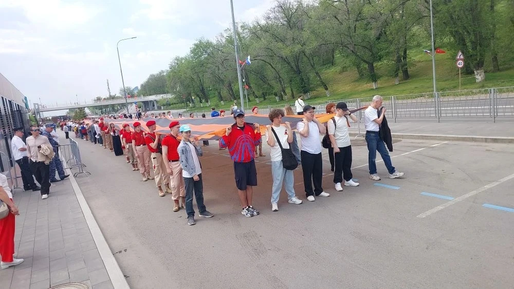 На нижней террасе Центральной набережной на День Победы развернули 80-метровую Георгиев...