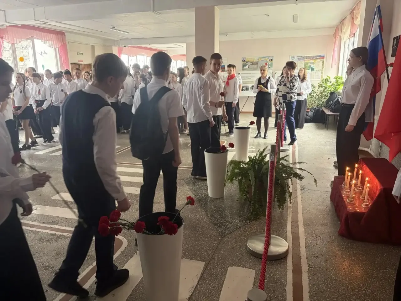 Светлая память в преддверии Великого Дня Победы 🕯️  Сегодня утром наша школа собралась на торжествен