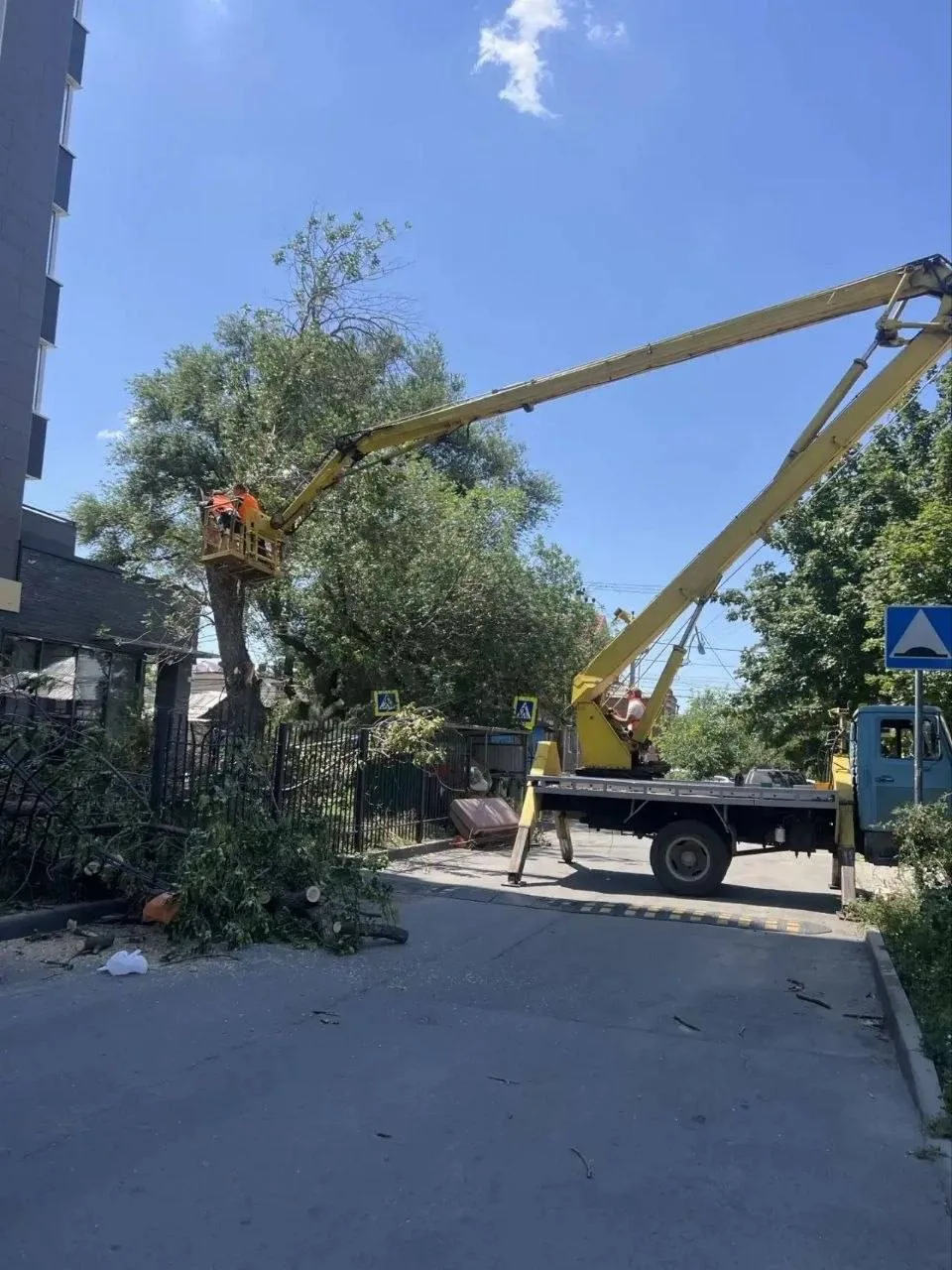 Городские службы продолжают устранять последствия непогоды.