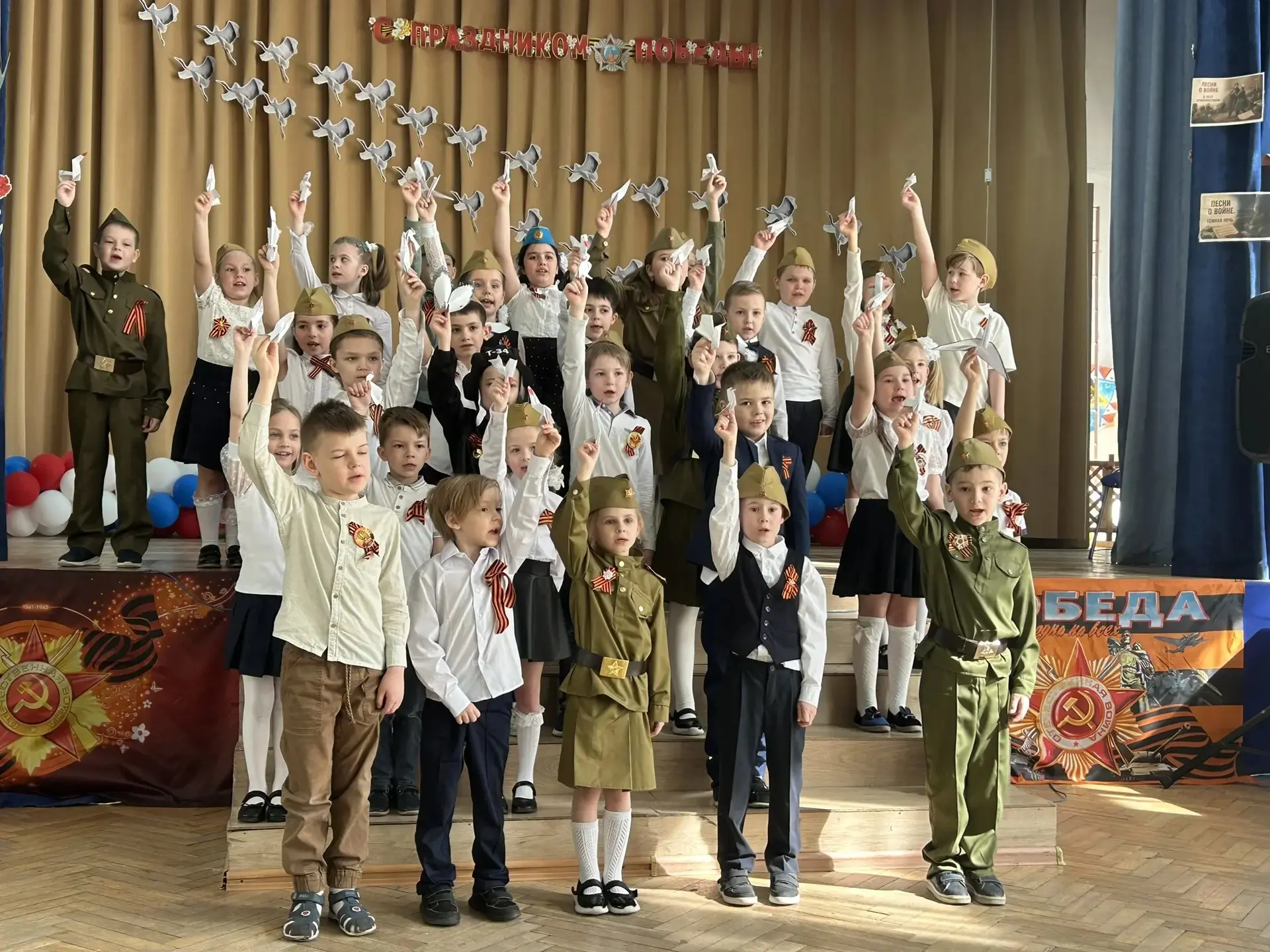 🎭🌟 БРАВО, 4 КОРПУС! 🌟🎭 Продолжаем праздновать 9 Мая и вспоминать, как это было в нашей любимой Школе