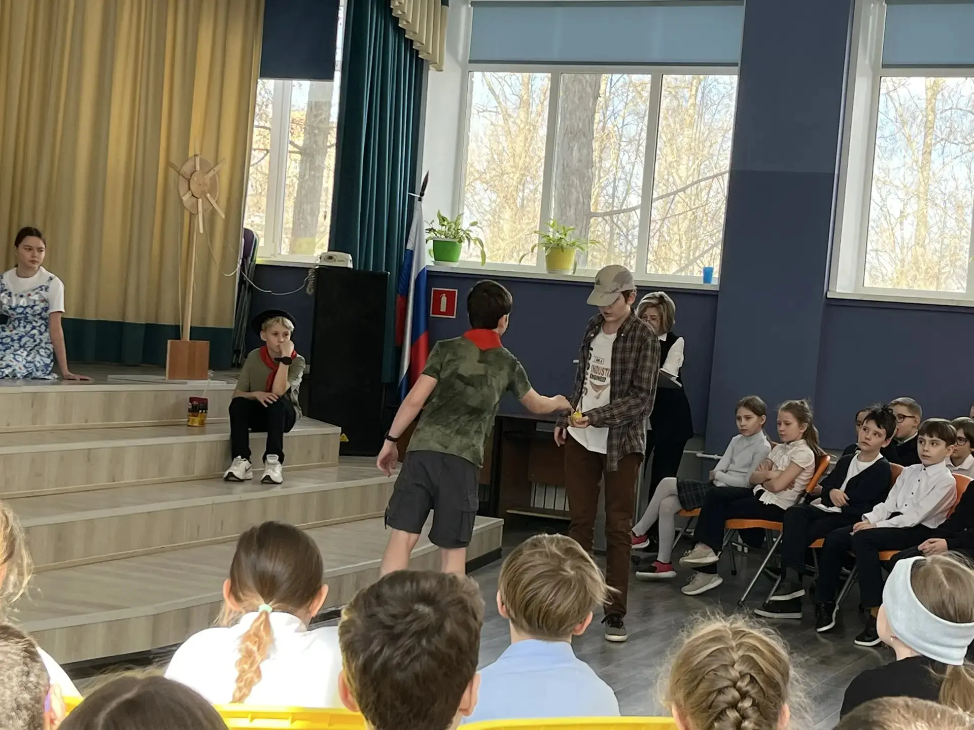 #ЦО_школа18  Спектакль «Тимур и его команда» глазами детей! 🎭  Наши активисты, ученики  6 класса пок