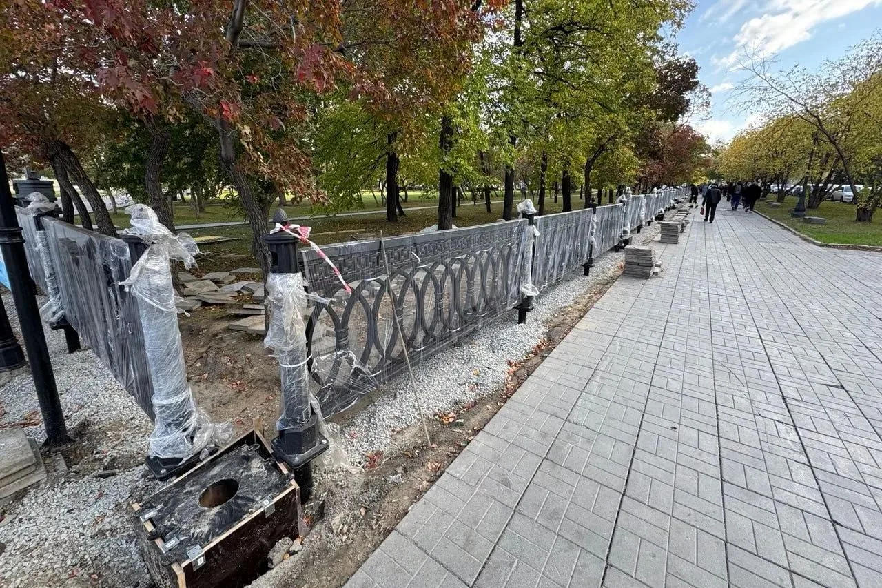 🏛 Чугунный забор вернули Театральному скверу в центре Новосибирска