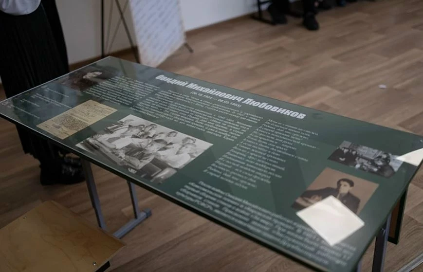 В школе №22 в Кирове открыли «Парту Героя» в честь поэта-фронтовика Овидия Любовикова. Об этом сообщ