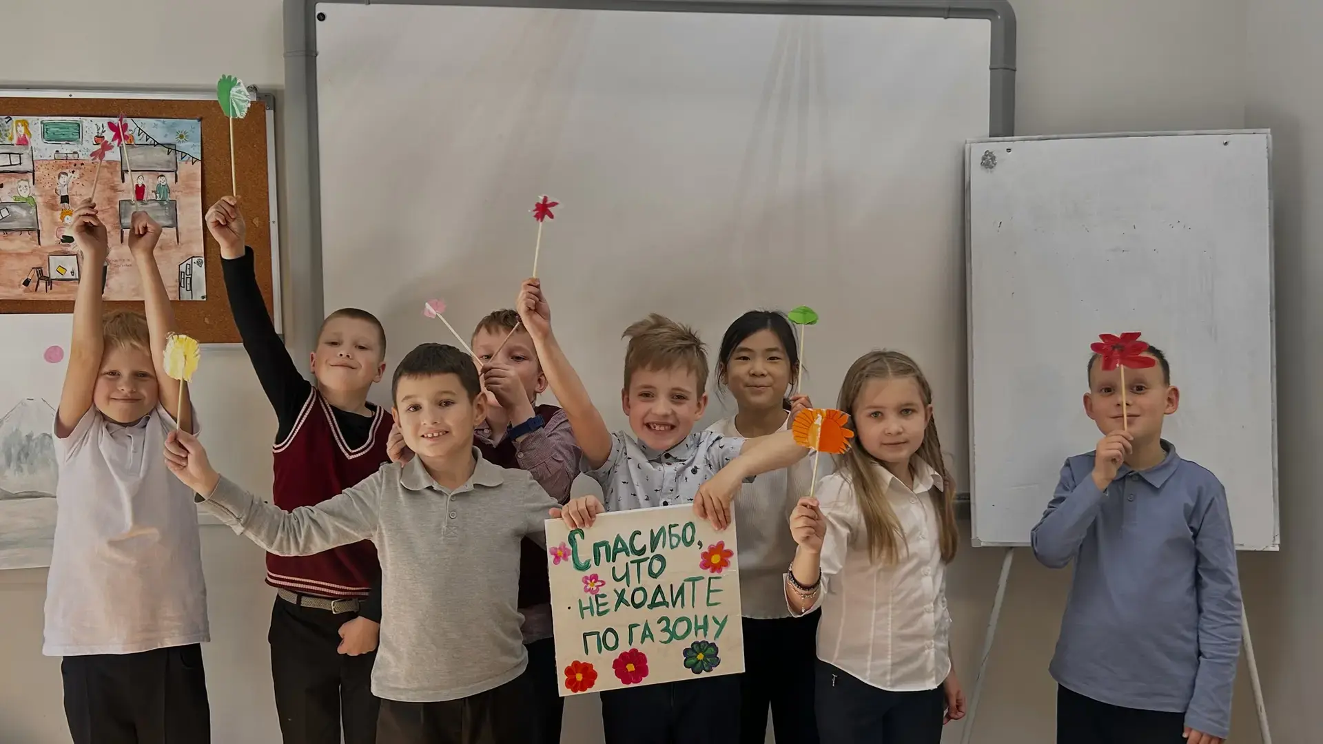 Спасаем газоны вместе! 🌸🌱🧤  Накануне Дня Земли наши юные гимназисты решили взять под защиту зелёные 