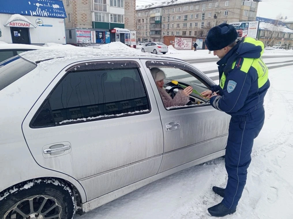 👮‍♂️🚔🌷Каменские автоинспекторы поздравили автоледи с  праздником! 🌷🚗  Восьмого марта сотрудники Каме