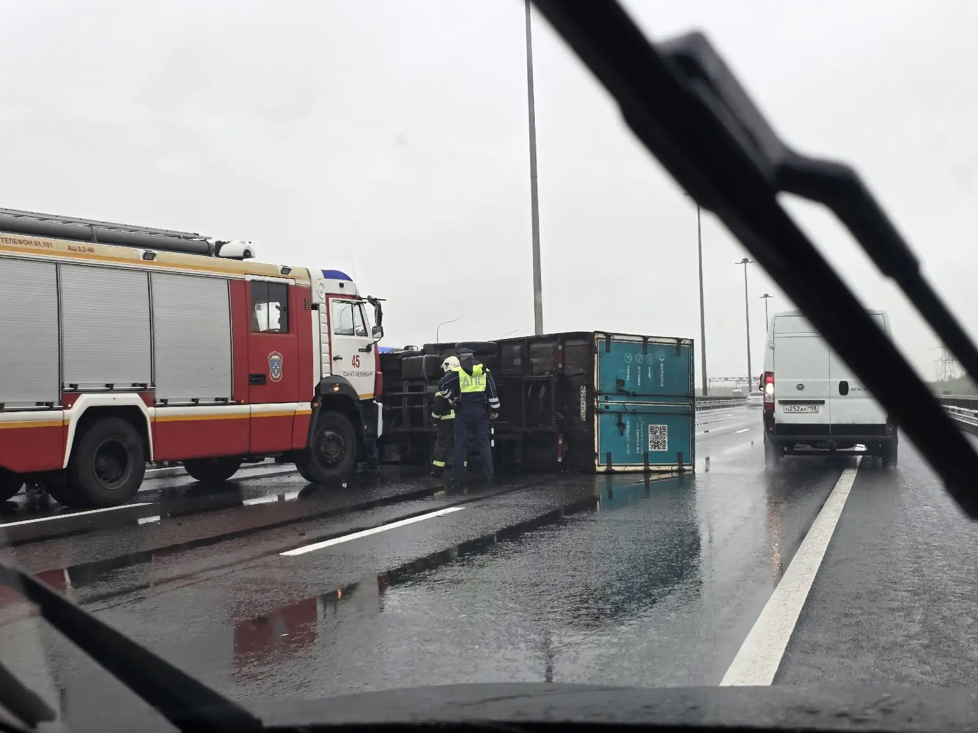 На 24 км внешнего кольца КАД. Газель прилегла на две полосы. Весту тоже зацепило.