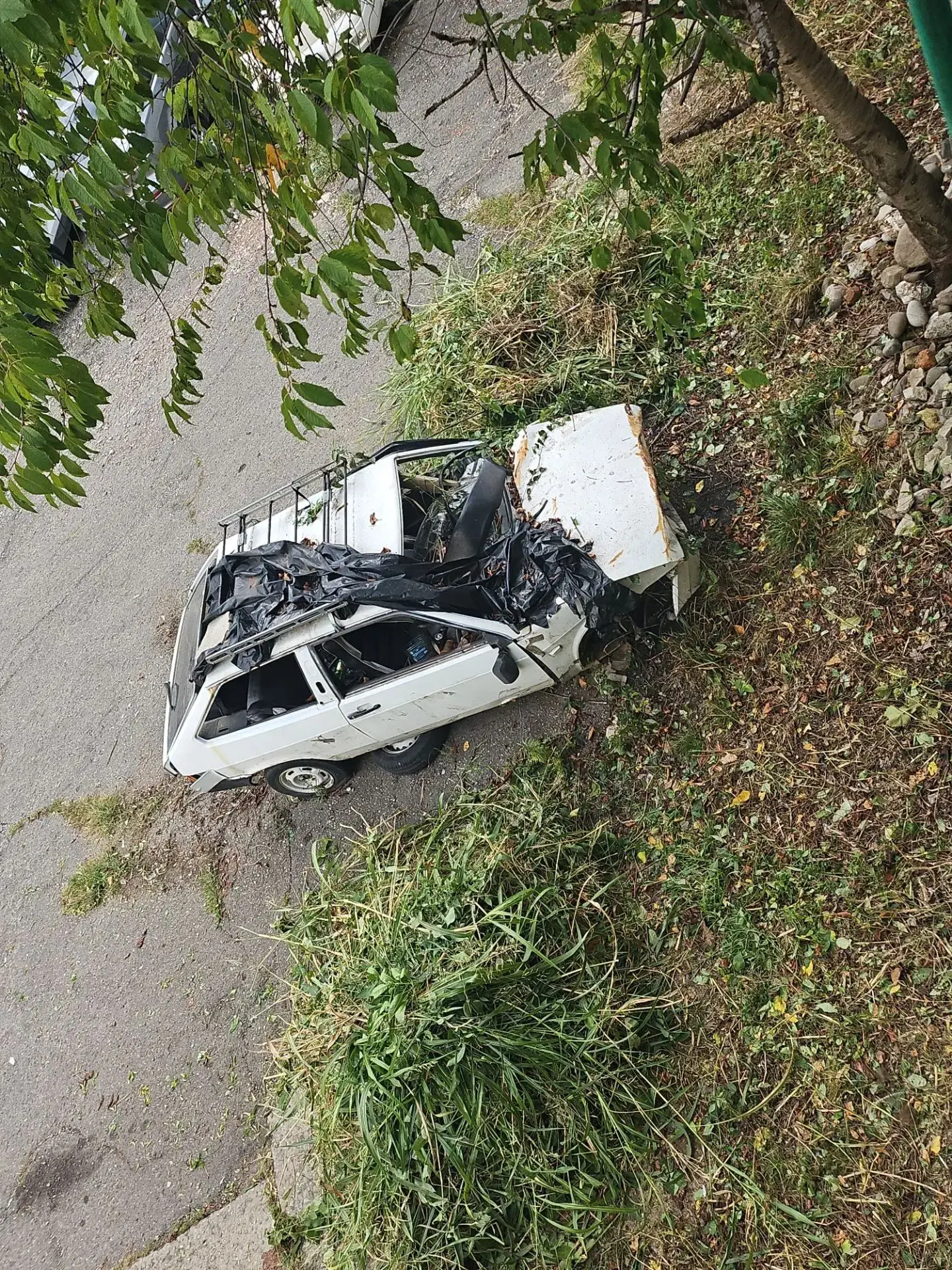 На Партизанской, 64 около трех лет стоит брошеный автомобиль. В нем устроили свалку, и ...