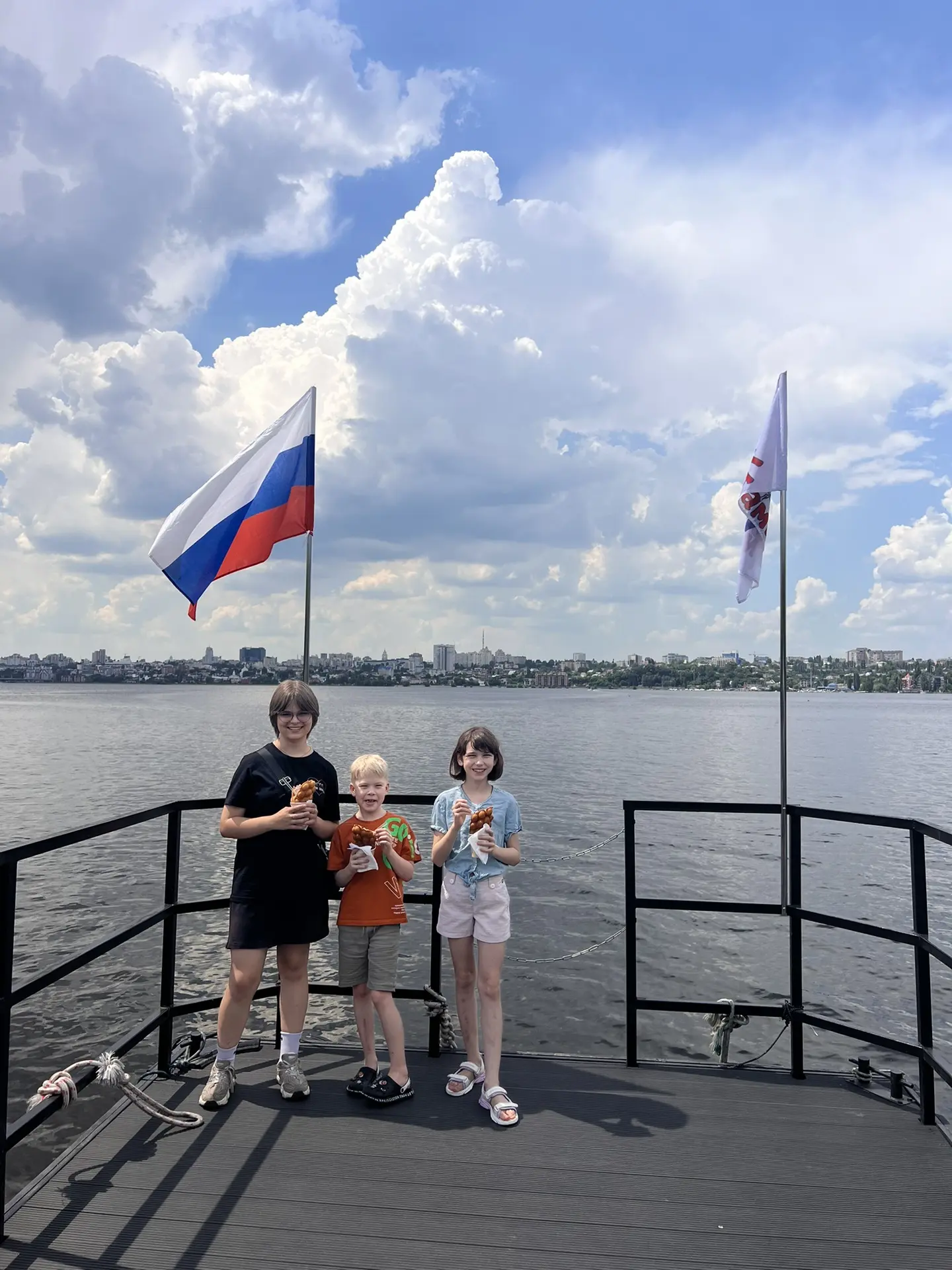 Мы гуляем в городе! Решили прокатить на речном трамвайчике ☺️☺️☺️