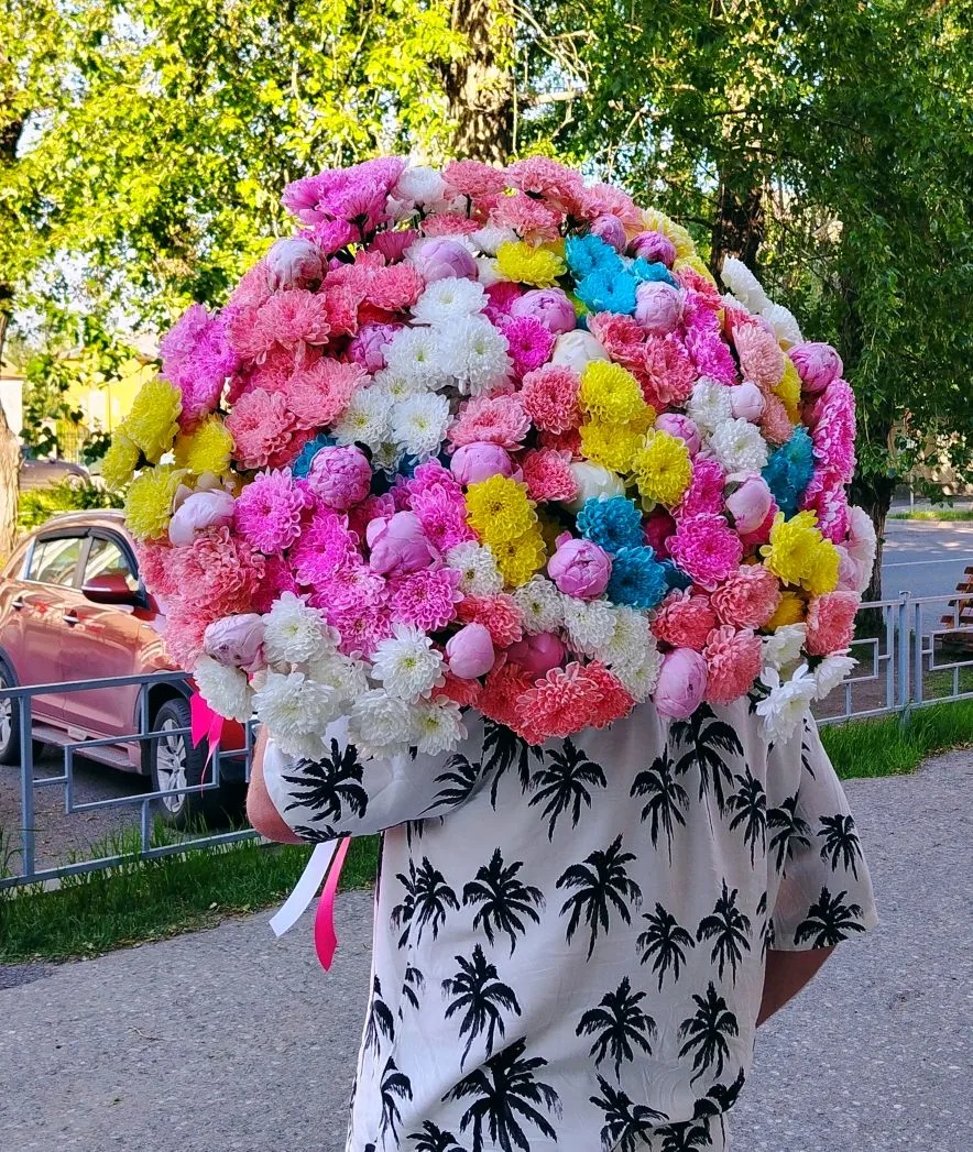 Букет из разноцветных хризантем и пионов💞 73шт цветов- 26'950р