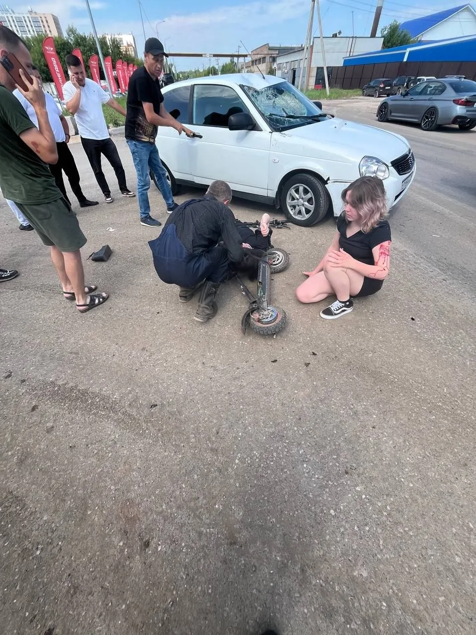 На Монтажной электросамоткатчики попали на капот автомобиля. Разбито лобовое стекло и п...