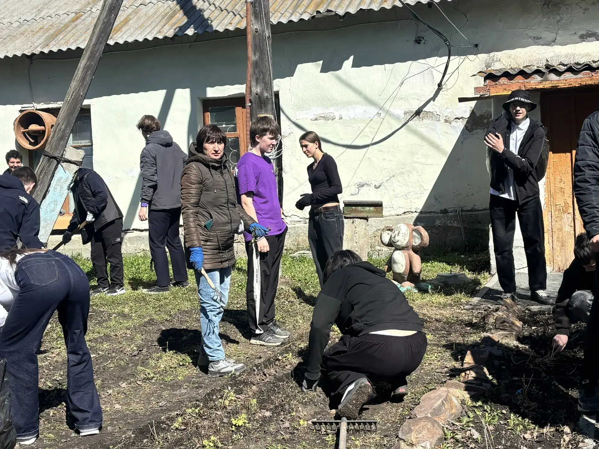 Традиционный субботник объединил сегодня учеников, учителей и родителей! Территория любимой школы и 