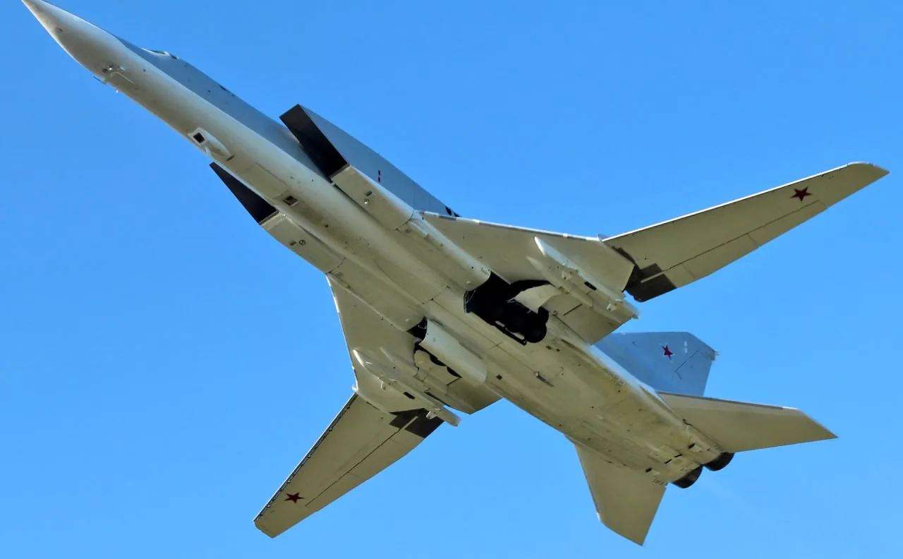 Дальний бомбардировщик Ту-22M3 упал в Иркутской области при заходе на посадку, экипаж катапультирова