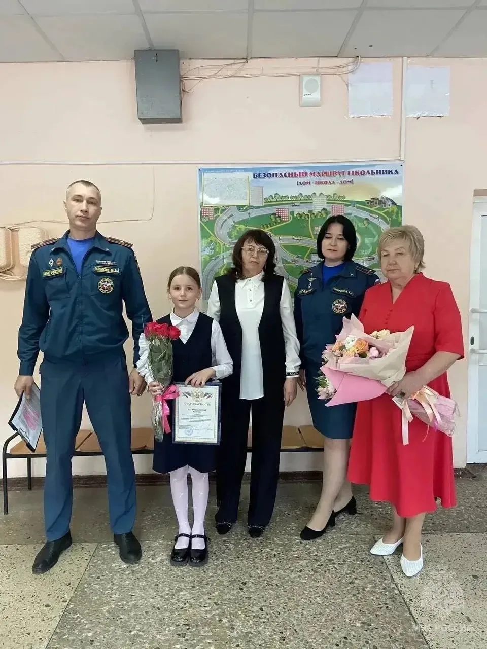 👏🏻 9-летняя Таисия Шумилкина из Кстова получила награду от МЧС за спасение подруги, провалившейся 