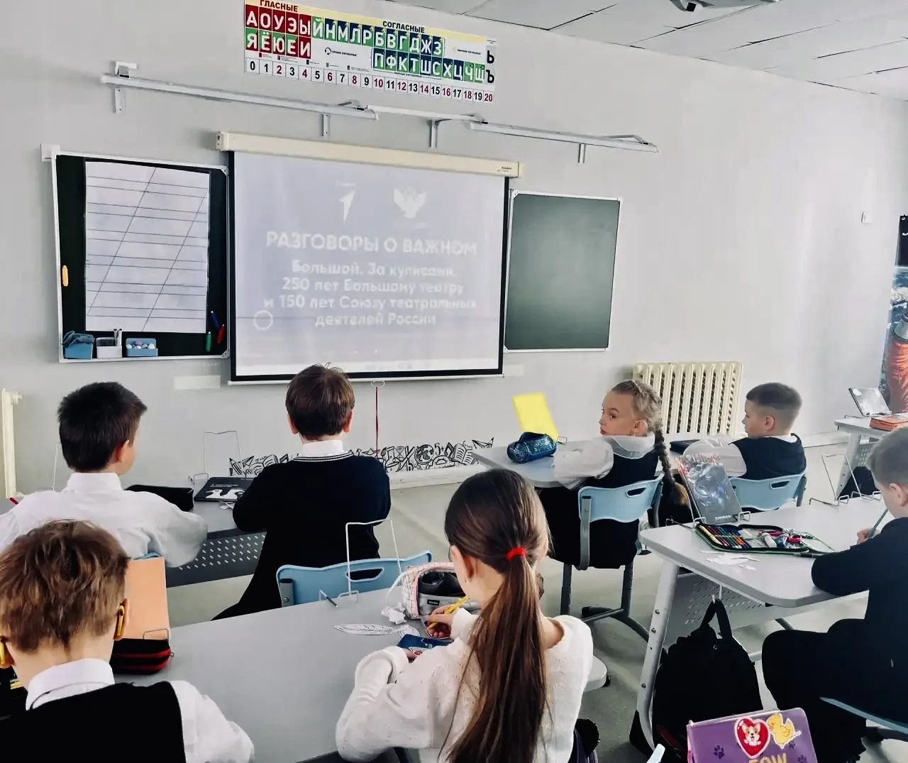 В мире искусства🎭  📌Утро понедельника по доброй традиции началось с торжественной линейки, церемонии