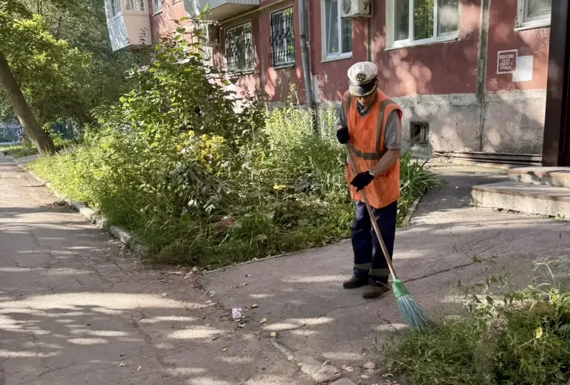 🧹Утренняя уборка придомовой территории и покос травы по адресам: