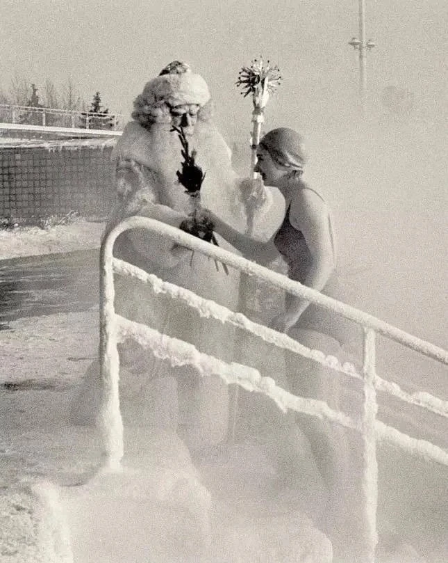 В 1969 году по Москве перед Новым годом и в новогодние праздники постоянно гуляли Деды ...