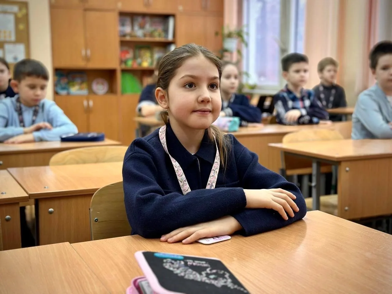 🇷🇺 Новая учебная неделя в нашей школе традиционно началась с церемонии поднятия Государственного фла