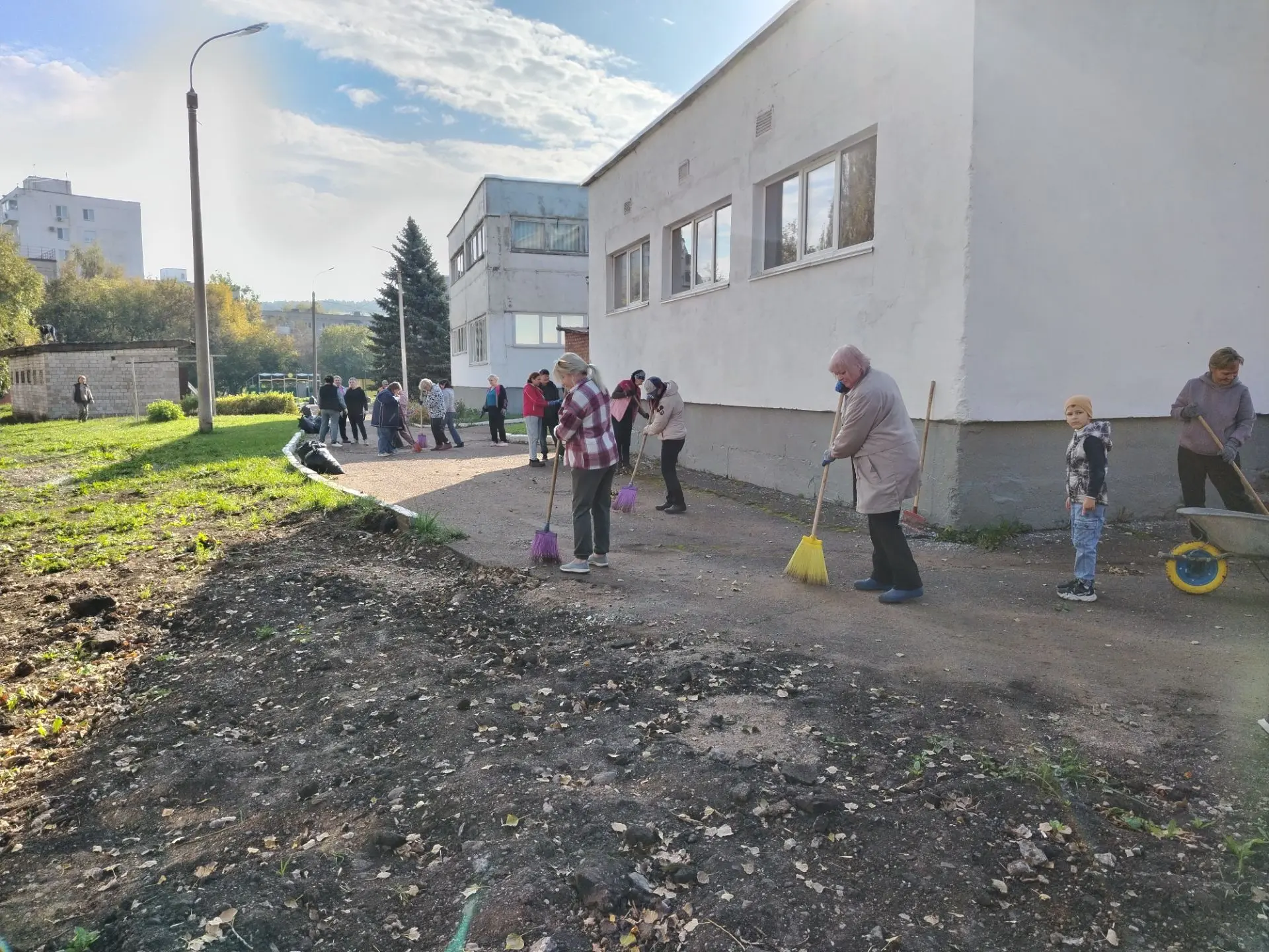 Калининский район принимает активное участие в общегородской субботнике.